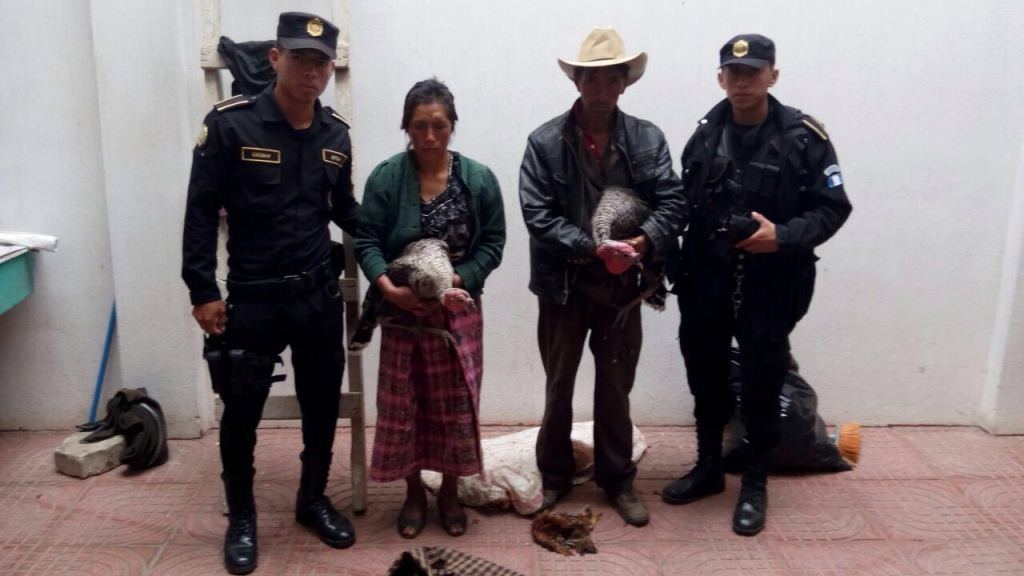 Los dos presuntos delincuentes capturados en San Andrés Xecul, Totonicapán. (Foto Prensa Libre: Édgar Domínguez).