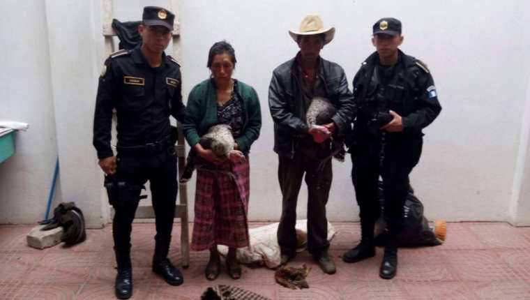 Los dos presuntos delincuentes capturados en San Andrés Xecul, Totonicapán. (Foto Prensa Libre: Édgar Domínguez).