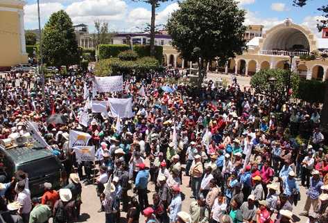 Integrantes de Codeca, durante la concentración que realizaron  ayer en el centro de Huehuetenango, para exigir políticas de desarrollo.