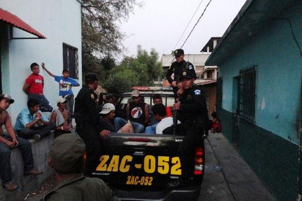 Autoridades trasladan a los cuatro presuntos robamotos a la subestación 24-11, en Zacapa. (Foto Prensa Libre ) <br _mce_bogus="1"/>