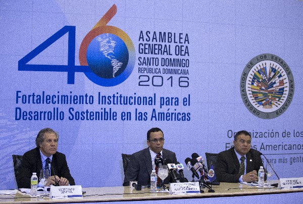 Luis Almagro (i), y Andrés Navarro participan de un encuentro con la prensa para dar detalles Asamblea General. (Foto Prensa Libre: EFE)