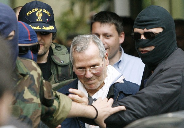 Bernardo Provenzano es escoltado por la policía después de ser detenido en Palermo.(Foto Prensa Libre: AFP).