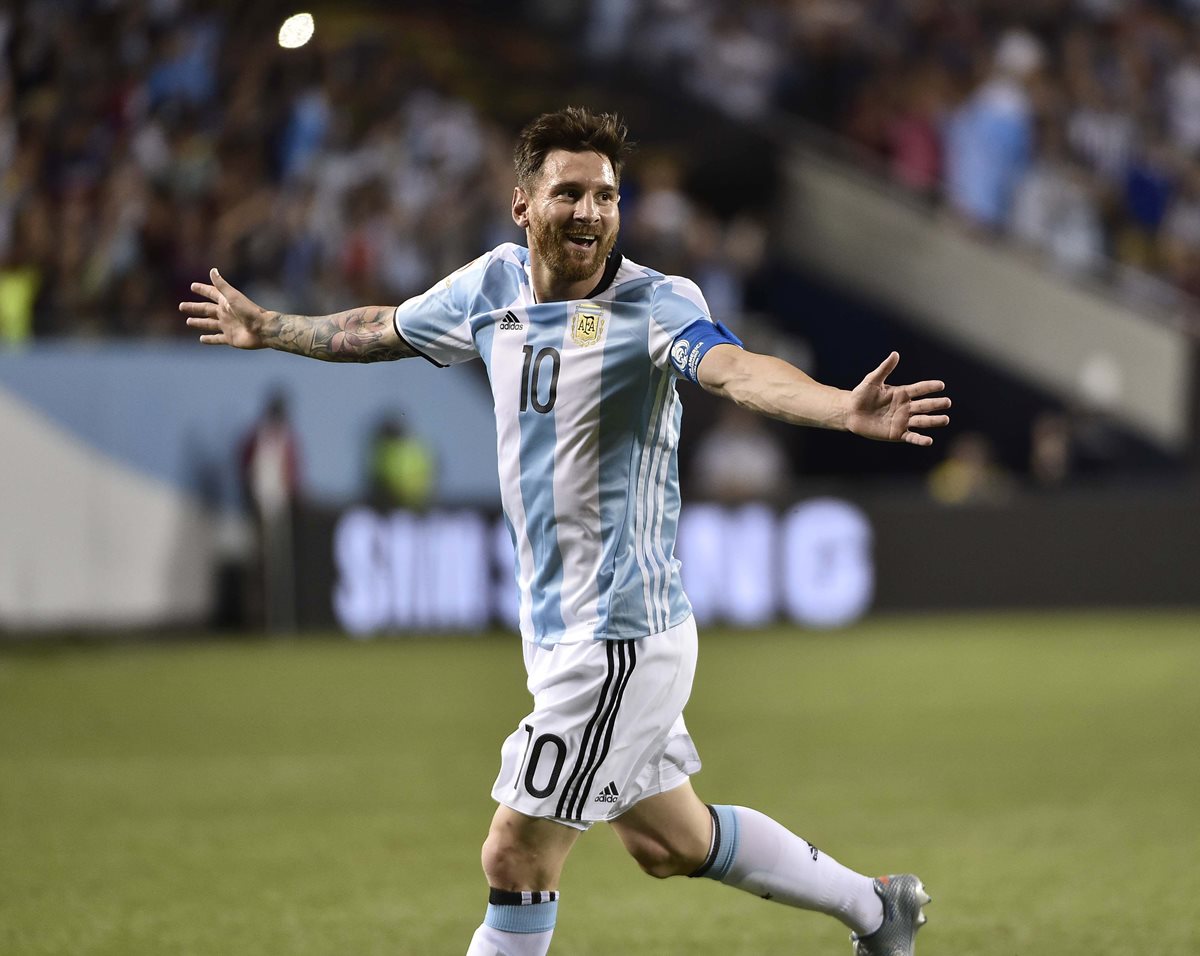 Lionel Messi festeja uno de los tres goles que le anotó a Panamá. (Foto Prensa Libre: EFE).