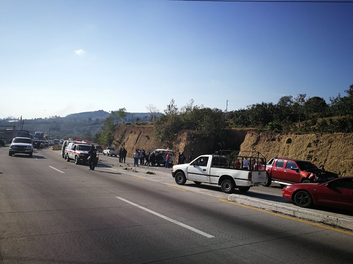 Accidente afecta tránsito en ruta Interamericana. (Foto Prensa Libre: Mynor Toc)