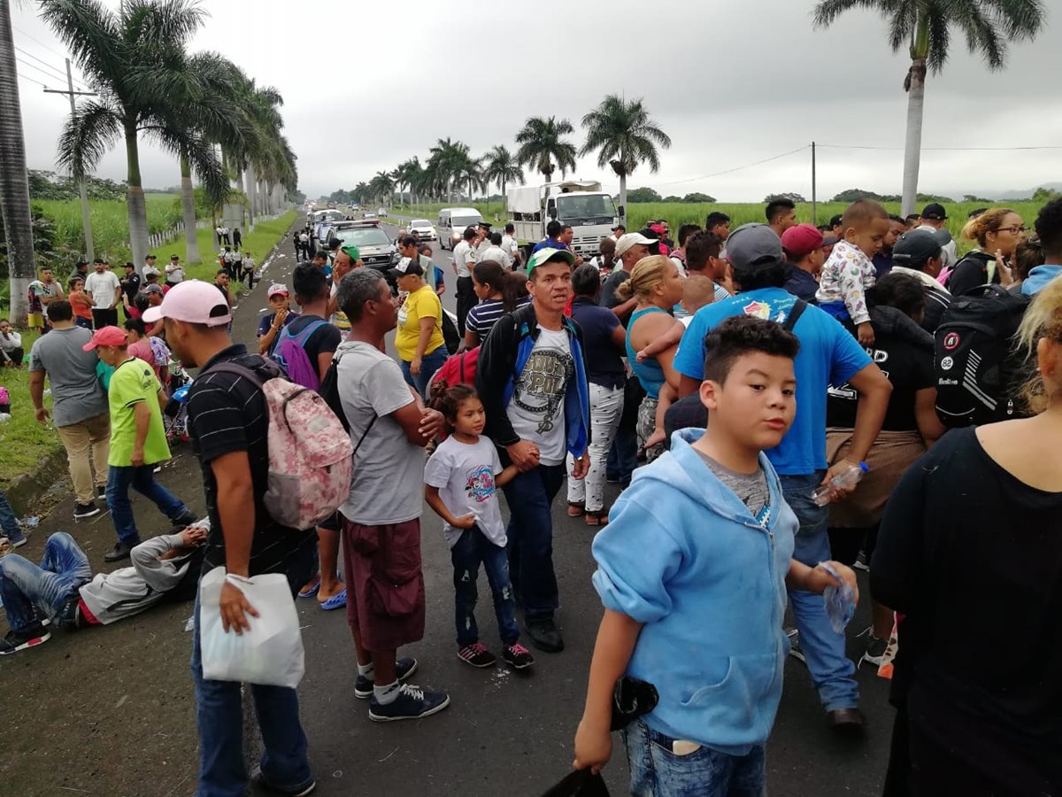 Los migrantes hondureños fueron bajados de los autobuses en los que viajaban, en el km 55 de la autopista Palín Escuintla. (Foto Prensa Libre: Carlos Paredes)