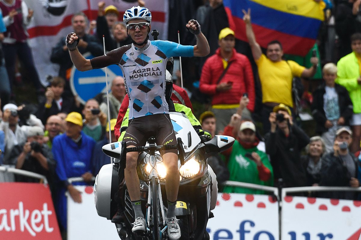 Romain Bardet celebra al cruzar la línea de meta en la etapa 19 del Tour de Francia. (Foto Prensa Libre: AFP)