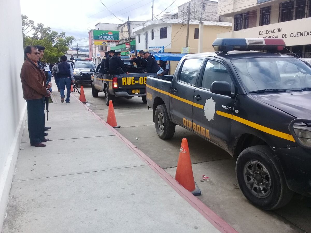 Realizan más de 30 allanamientos en Occidente por un caso de corrupción relacionado a municipalidades. (Foto Prensa Libre: Mike Castillo)