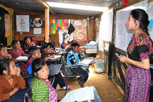 Alma López tiene actualmente 32 alumnos, de tercero y cuarto primaria, a quienes imparte enseñanza en español, k'iche' y mam, en un caserío de San Juan Ostuncalco, Quetzaltenango.