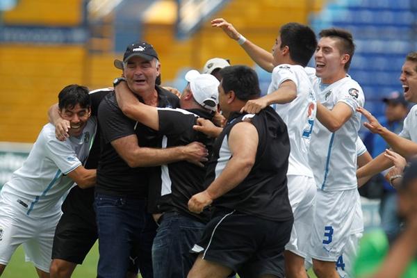El entrenador argentino, Iván Franco Sopegno, festeja con sus jugadores y cuerpo técnico la obtención del título 28. (Foto Prensa Libre: Eduardo González)