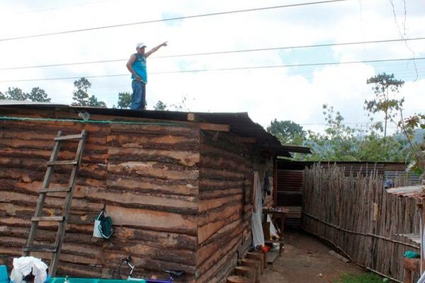 Cables de alta tensión pasan cerca de casas en una  colonia de El Tejar, Chimaltenango. (Foto Prensa Libre: Miguel López)