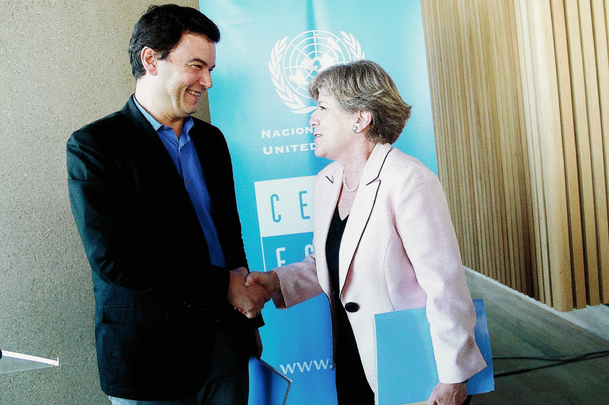 El profesor y economista francés Thomas Piketty y la secretaria ejecutiva de la Comisión Económica para América Latina y el Caribe (Cepal), Alicia Bárcena. (Foto Prensa Libre: EFE).