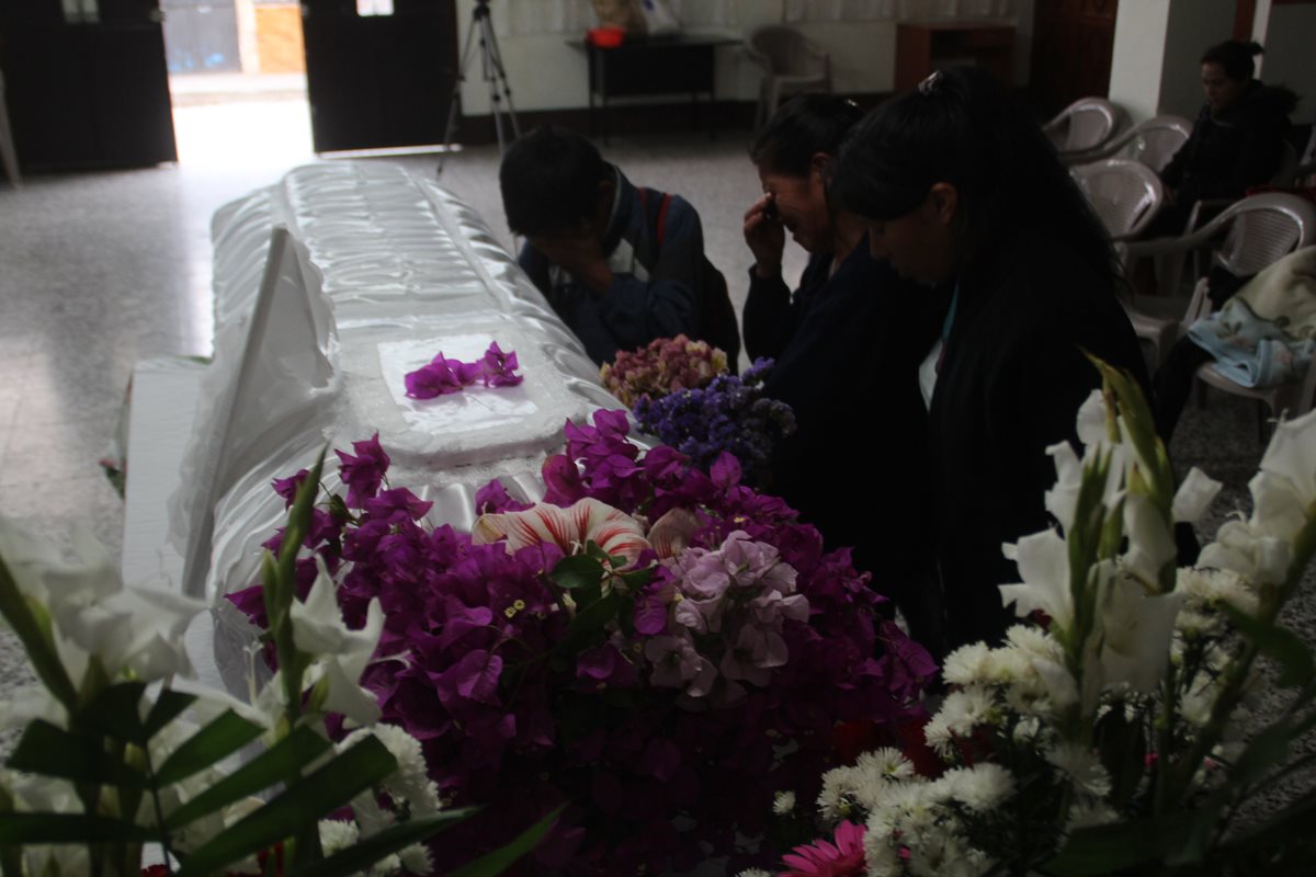 Familiares lamentan la muerte de Daily Anali frente a sus restos. La menor murió durante el incendio del Hogar Seguro Virgen de la Asunción, el pasado 8 de marzo. (Foto Prensa Libre: Mike Castillo)