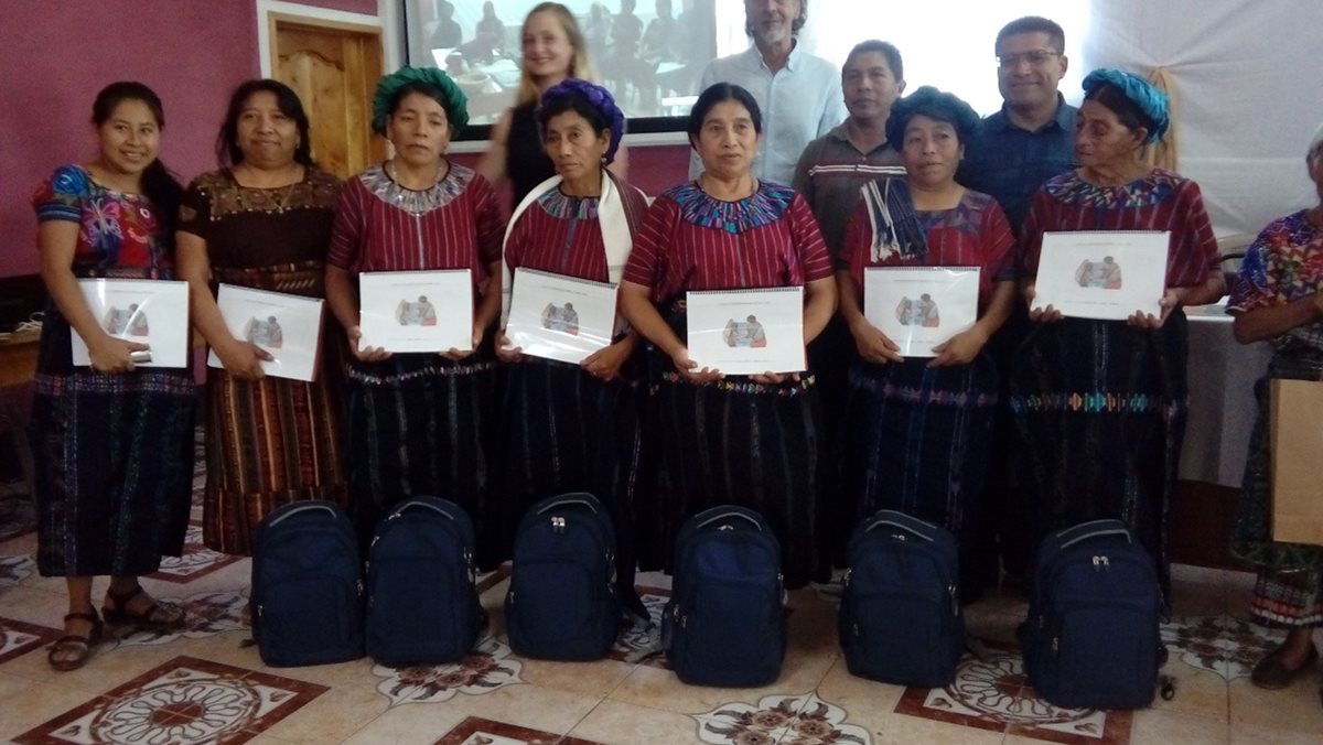 Las comadronas fueron reconocidas por su destacada labor y recibieron una mochila con equipo especial para atender partos. (Foto Prensa Libre: Ángel Julajuj)