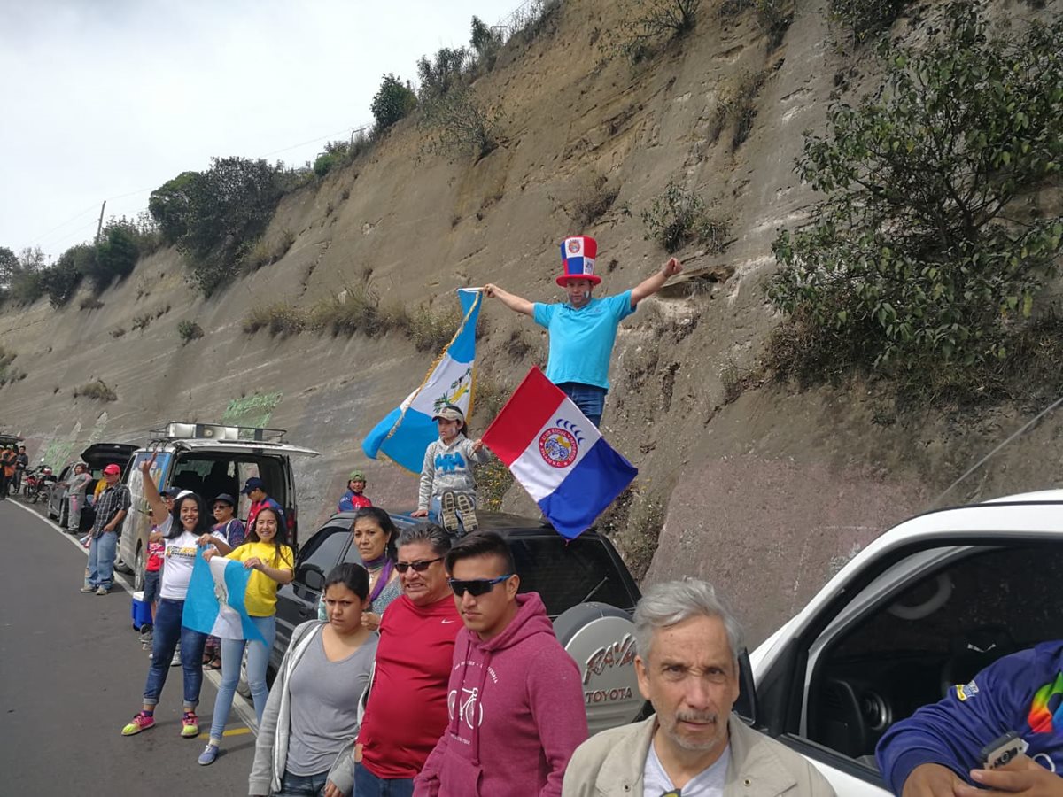 Los amantes al ciclismo aplauden el paso de la caravana. (Foto Prensa Libre: Norvin Mendoza).