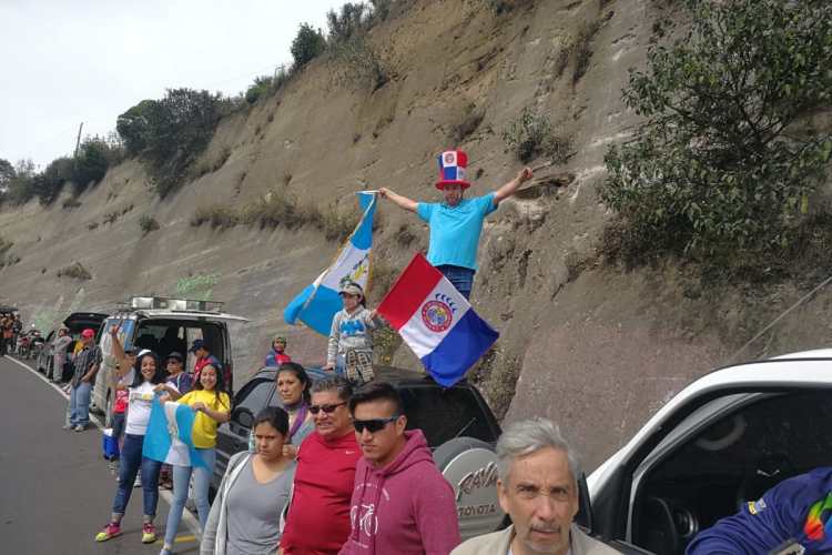 Los amantes al ciclismo aplauden el paso de la caravana. (Foto Prensa Libre: Norvin Mendoza).