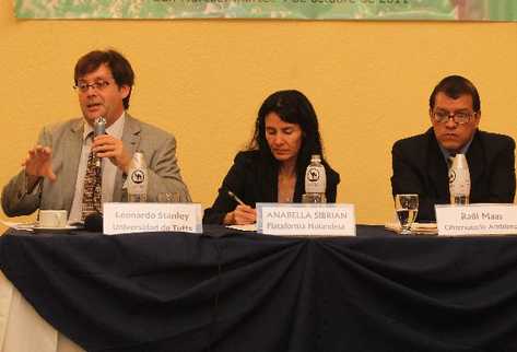 Leonardo Stanley, Anabella Sibrián y Raúl Mass, durante la presentación del informe sobre minería en San Marcos.