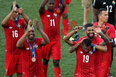 Los jugadores de la Selección de Panamá festejan el tercer puesto de la Copa Oro 2015. (Foto Prensa Libre: AFP)