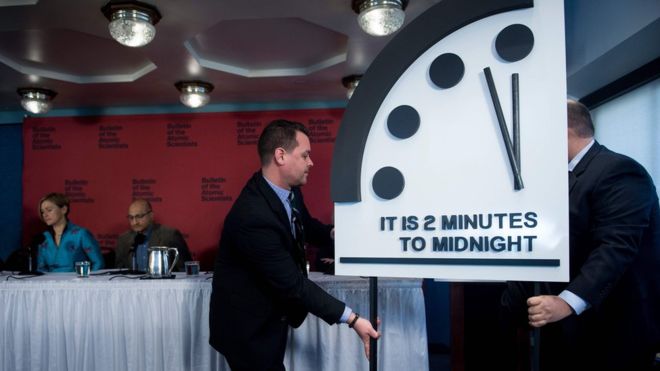 Solo en 1953 el "Doomsday Clock" marcó una hora tan cercana como la de 2018 para el fin del mundo. AFP