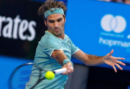 Roger Federer devuelve el servicio a Dan Evans durante el encuentro del torneo de equipos mixtos Copa Hopman. (Foto Prensa Libre: AFP).
