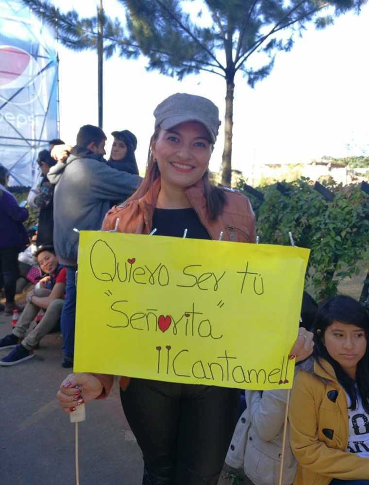 El objetivo era que Arjona viera el cartel y la subiera al escenario. (Foto Prensa Libre: Anna Lucía Ibarra).