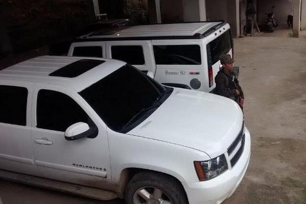 Vehículos decomisados en la casa del presunto narcotraficante Julio César Serrano Samayoa, alias el Finquero. (Foto Prensa Libre: Mike Castillo)