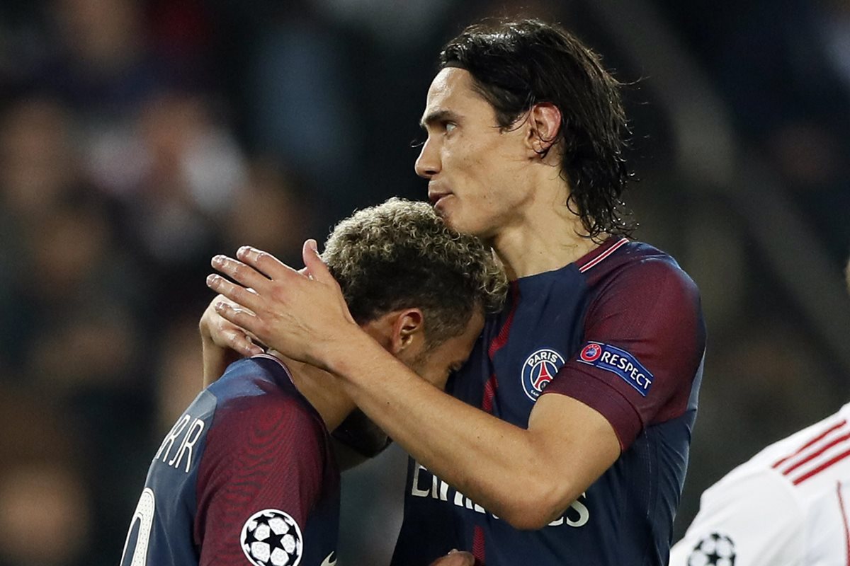 Edinson Cavani ý Neymar festejaron sus goles y se consolaron cuando fallaron frente al Bayern Múnich. (Foto Prensa Libre: EFE)