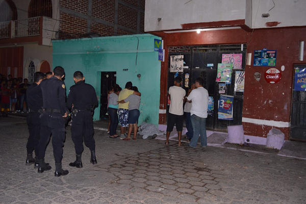 Familiares lloran junto al cadáver de la víctima. (Foto Prensa Libre: Óscar González)<br _mce_bogus="1"/>