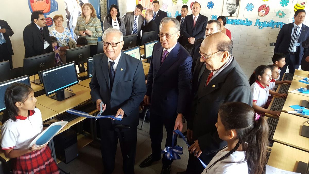Maldonado inaugura uno de los centros de cómputo equipado por el BCIE. (Foto Prensa Libre: Presidencia)