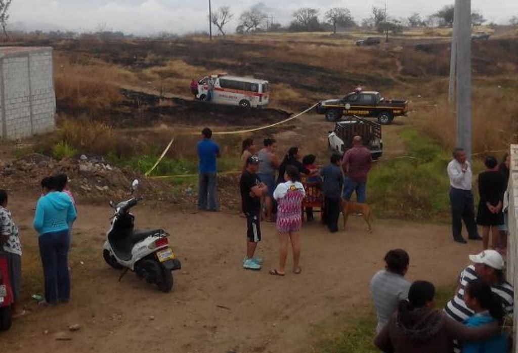 Vecinos llegan a identificar el cadáver del lechero, en la colonia Las Viñas, Sanarate, El Progreso. (Foto Prensa Libre: Hugo Oliva).
