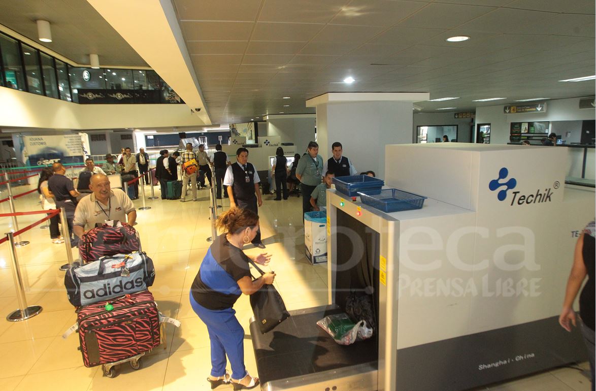 Pasajeros esperan para pasar el registro en el Aeropuerto Internacional La Aurora. (Foto Prensa Libre: Hemeroteca PL).