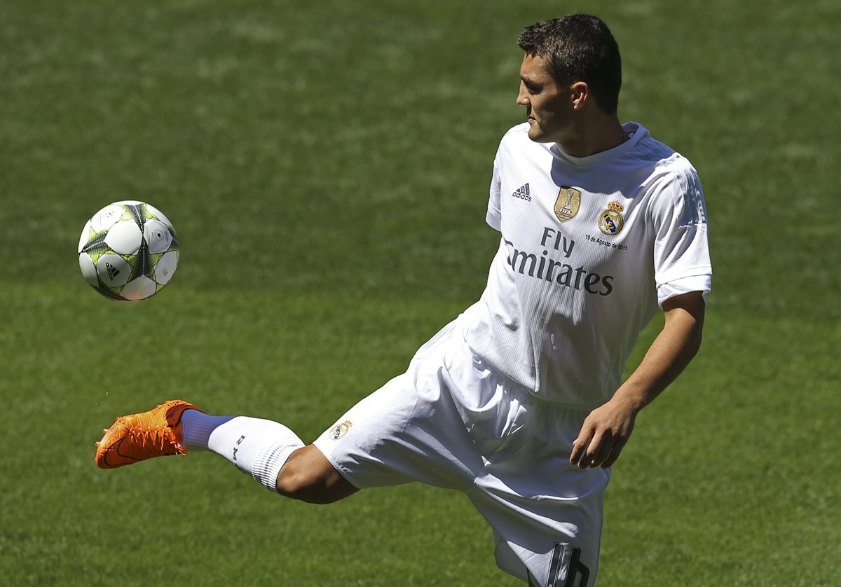 Kovacic recién fue presentado como nuevo jugador del Madrid y podría debutar el domingo en Gijón. (Foto Prensa Libre: AP)