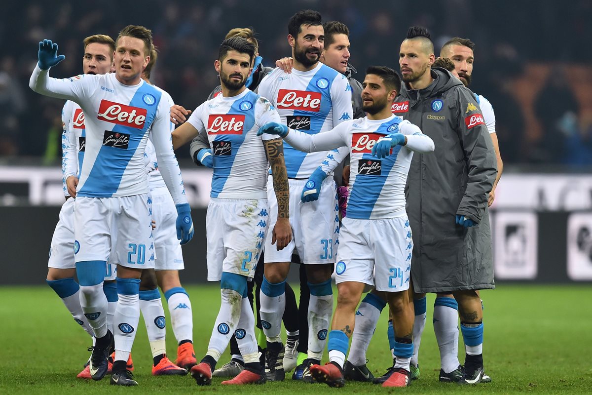 Los napolitanos demostraron su buen juego frente al Milán. (Foto Prensa Libre: AFP)