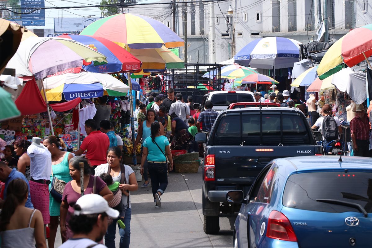 Algunas calles aledañas al mercado La Democracia, en la zona 3 de Xelajú, son cerradas por vendedores informales durante las fiestas de fin de año. (Foto Prensa Libre: Carlos Ventura)