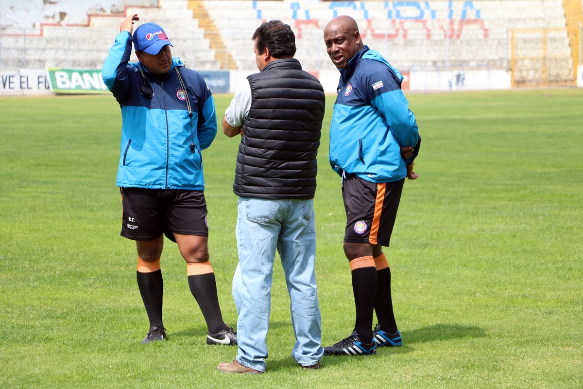 Hernán Medford (derecha), después del entrenamiento de Xelajú MC. (Foto Prensa Libre: Carlos Ventura)