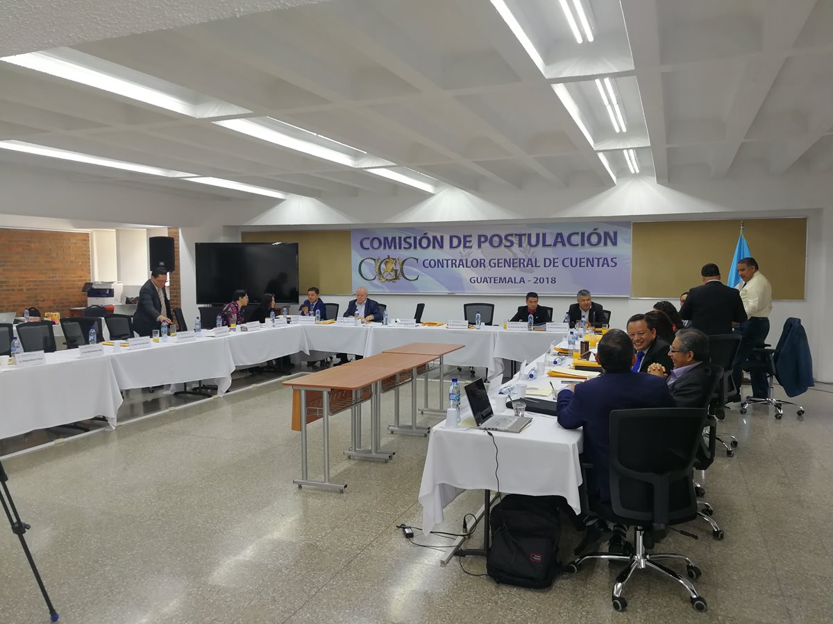Comisión de Postulación recibe informes de instituciones del Estado sobre candidatos a contralor general de Cuentas. (Foto Prensa Libre: Manuel Hernández)