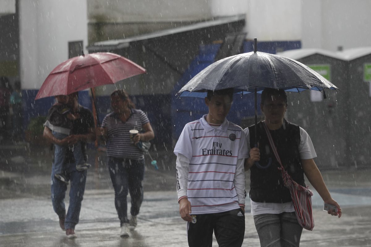 La temporada de lluvia continúa, y podría afectar la parte centro y sur del país hasta las primeras dos semanas de noviembre (Foto Prensa Libre: Hemeroteca).