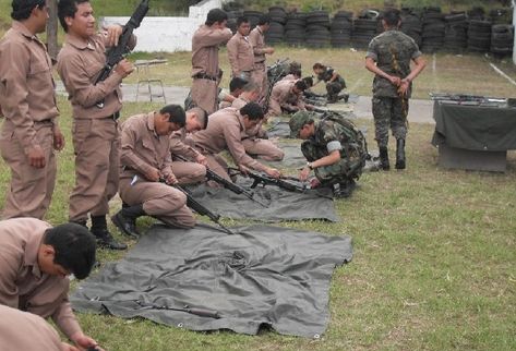 Jóvenes reservistas se entrenan en el conocimiento de armamento propio del Ejército. Los participantes también son capacitados en legislación y ejercicio  físico.