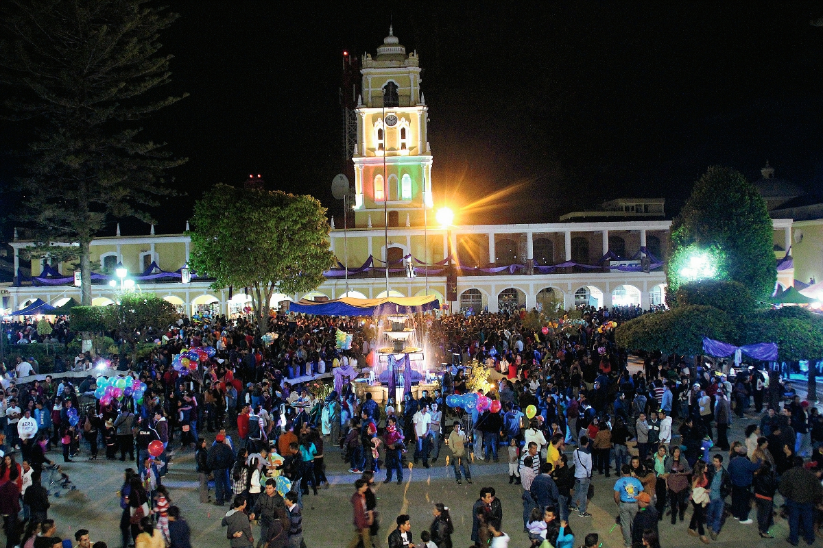 Plaza central de Huehuetenango, donde se efectúa la tradición musical Serenata. (Foto Prensa Libre: Mike Castillo)