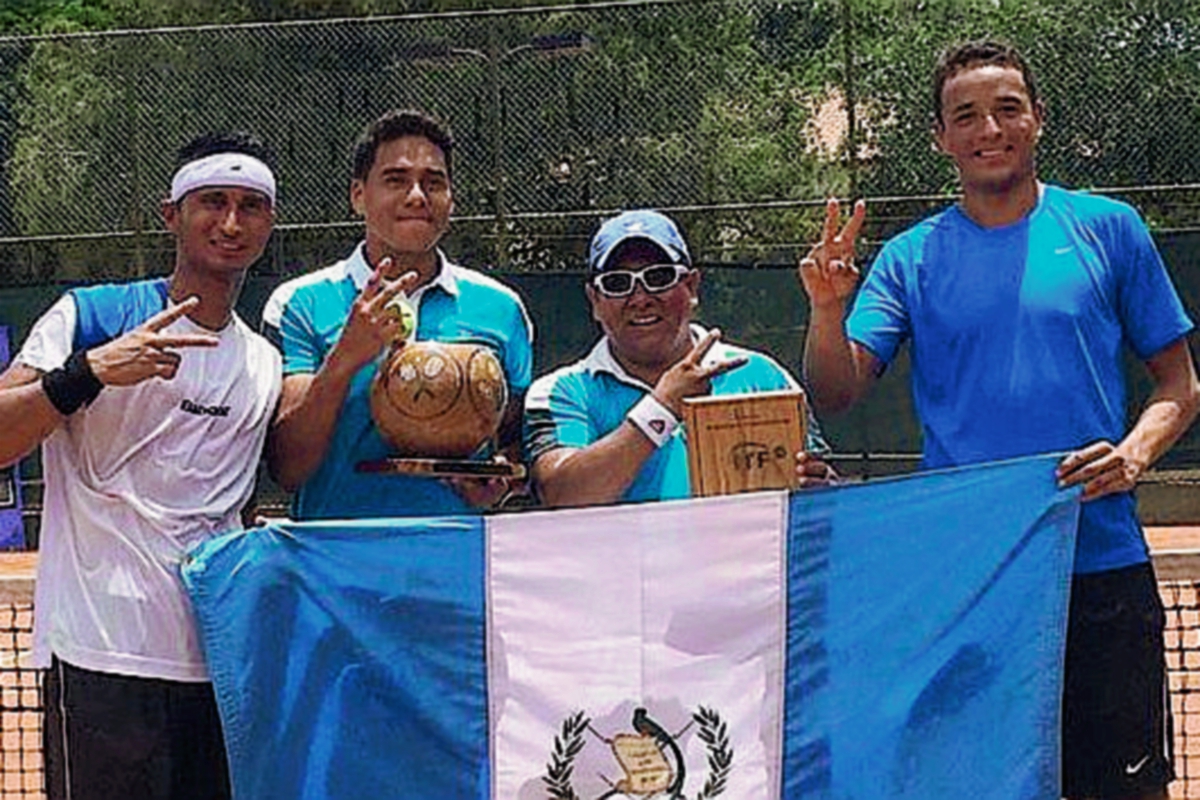 Christopher Díaz, Stefan González, el capitán Anthony Vásquez y Wilfredo González festejan el ascenso. (Foto Prensa Libre: Christopher Díaz)