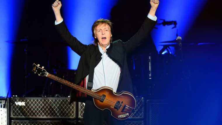 Paul McCartney quiere recuperar los derechos de sus legendarios éxitos con Los Beatles. (Foto Prensa Libre: AFP)