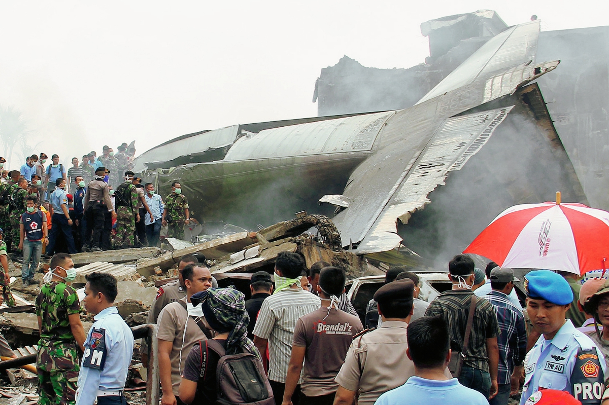 Personal militar inspecciona restos del avión que se estrelló en Indonesia. (Foto Prensa Libre:AP).
