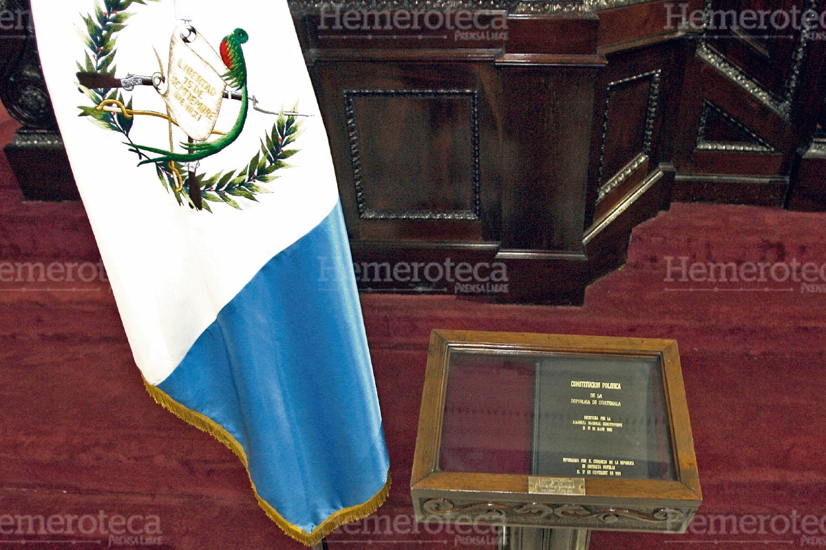 El ejemplar original de la Constitución Política que se resguarda en el Congreso de la República. (Foto Prensa Libre: Hemeroteca)