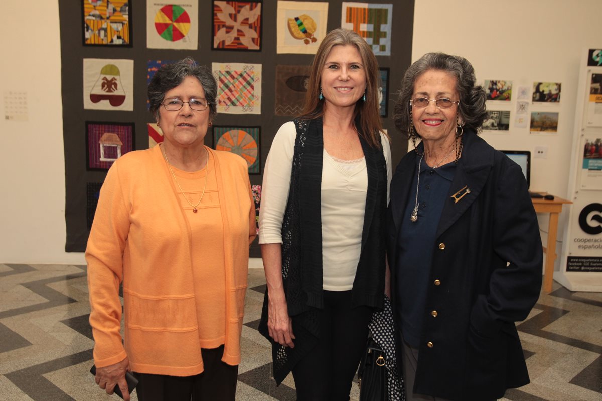 La periodista María Eugenia Gordillo (derecha), fundadora del premio Artista del Año, junto a Delia Quiñónez y Lucrecia Lara. (Foto Prensa Libre: Edwin Castro).