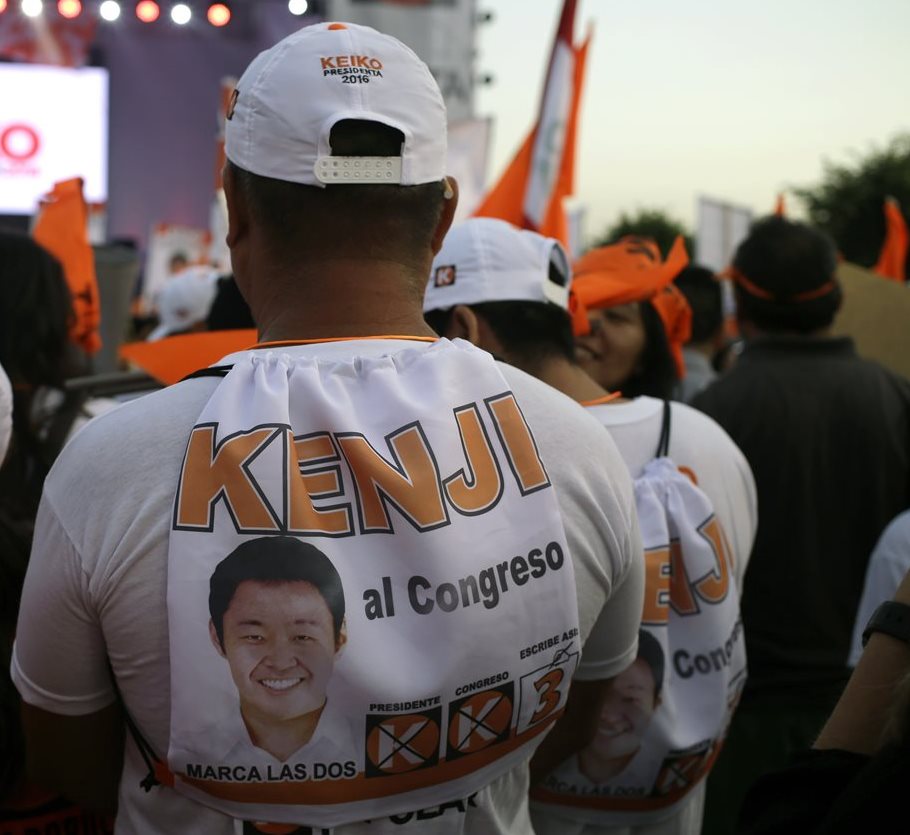 Un simpatizante de Kenji Fujimori viste una playera con la imagen de su candidato. (Foto Prensa Libre: AP).