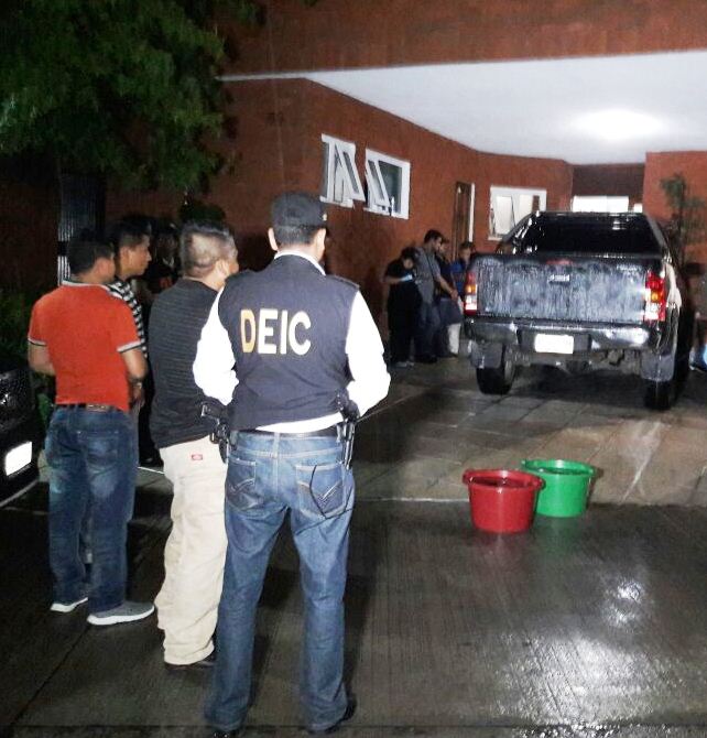 Según la PNC, localizaron cabellos y el fragmento de una huella en automóvil de abogado defensor de la Patrona, los cuales serán analizados(Foto Prensa Libre: cortesía PNC).