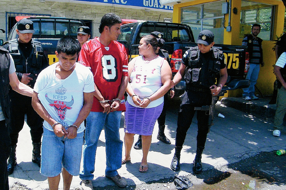 Los tres presuntos distribuidores de droga detenidos en Guastatoya. (Foto Prensa Libre: Héctor Contreras)