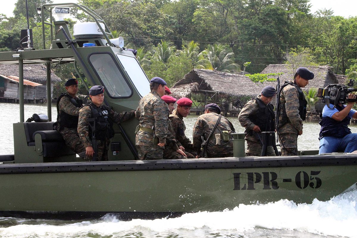 El ministro de la Defensa, Williams Mansilla, en compañía de elementos del Ejército de Guatemala, recorre el río Sarstún. (Foto Prensa Libre: Dony Stewart)