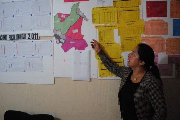 Mercedes García, salubrista, indica el número de casos en  cada municipio en Totonicapán.