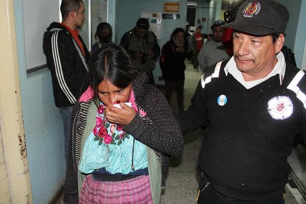 Bomberos Voluntarios trasladaron a la mujer herida al Hospital Regional de Occidente. (Foto Prensa Libre: Carlos Ventura).
