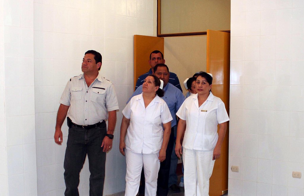 Mario Barrios inauguró una sala de urgencias en hospital y prometió equipo, pero no ha cumplido. (Foto Prensa Libre: Hugo Oliva)